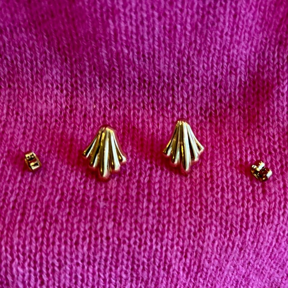 14k Gold Scallop Seashell Earrings - Picture 5 of 16